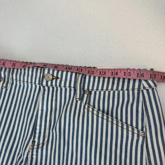 Chicos 2 Denim Mercado Trouser Shorts Women's Sz 12 Blue White Stripe 6.5 Inseam - Picture 8 of 10